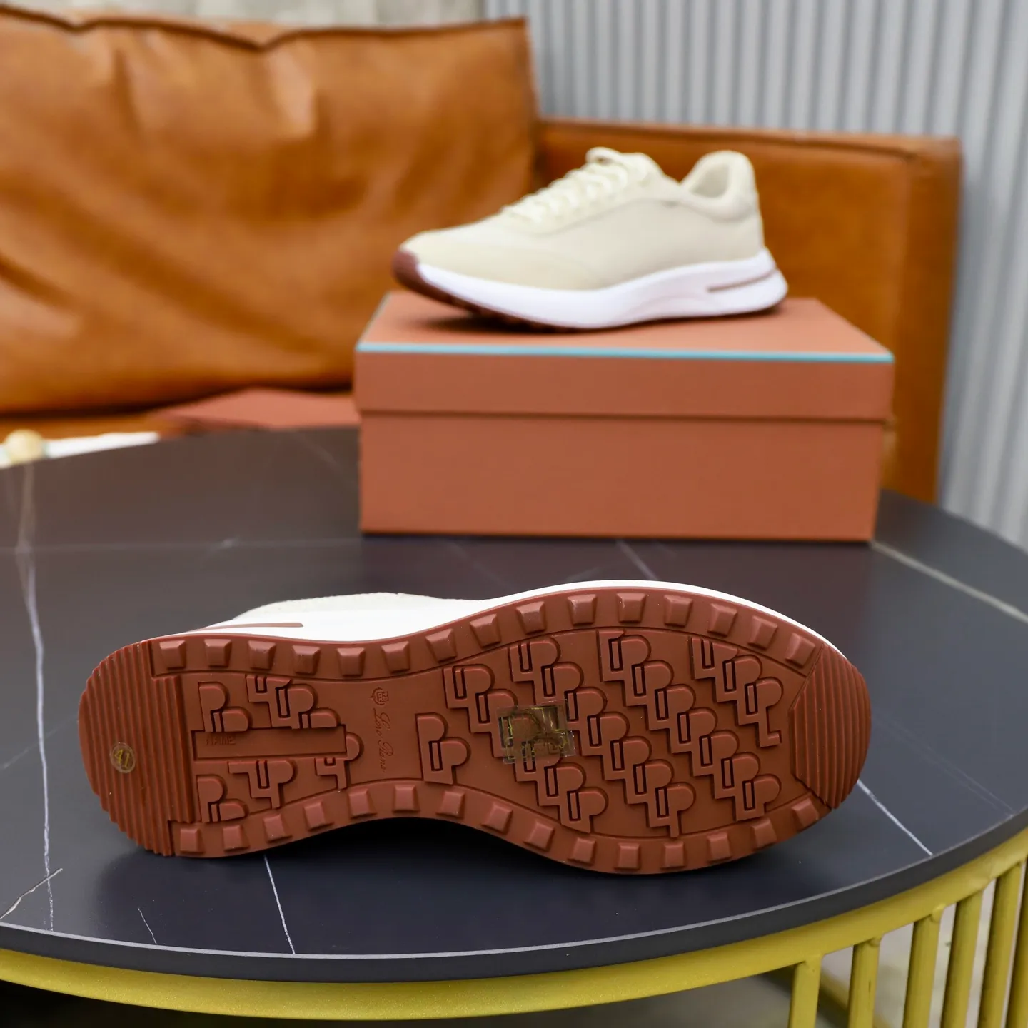 Ex-factory price: 560💰Loro Piana Tennis Walk men’s moral training sneakers! These new textured leather tennis shoes feature an ultra-low-top design for year-round wear and are water-resistant. The wrapped sole creates an effortlessly attractive color combination that harmoniously blends functionality with understated style. The ideal footwear option for urban dressing. The heel is decorated with a soft calfskin tongue with Kummel color inserts and an embossed LP logo. Cotton shoelaces. Material: Upper: Gray woven stitching with cowhide accents! Sole: Rubber lining: Cow leather original rubber sole, excellent foot comfort, complete package! Size: 38-39-40-41-42-43-44 leather shoe size (4546 can be customized)